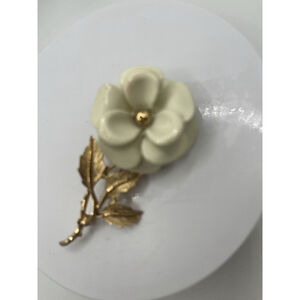 Vintage Avon White Flower Brooch Pin REALLY PRETTY ITEMS SEE ALL
